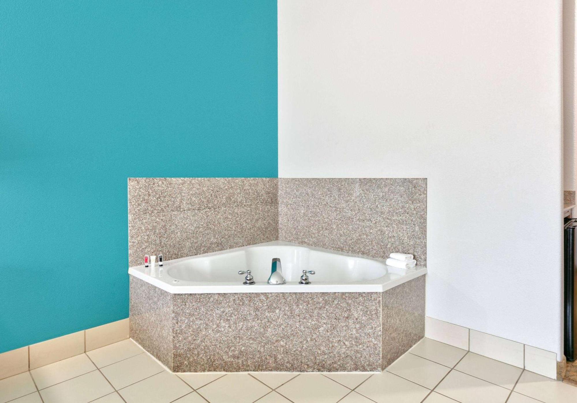 Baymont Inn & Suites By Wyndham Glen Rose Exteriör bild